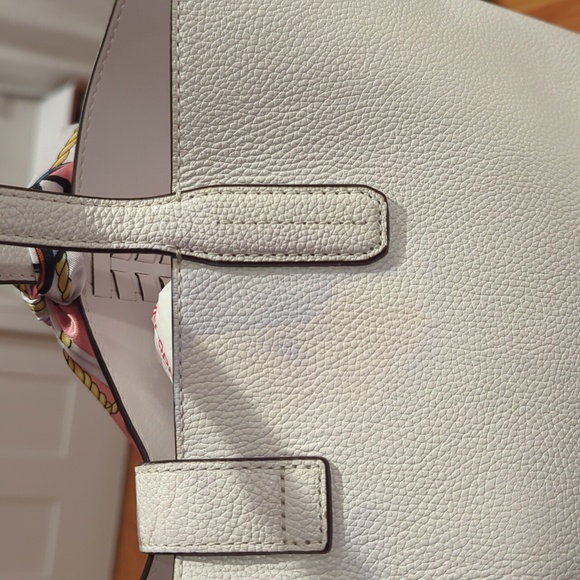 Michael Kors tote bag and wallet bundle..Minor Discoloration On The Back Of Bag. - Picture 3 of 5